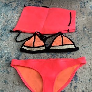 Triangl suit with neoprene bag